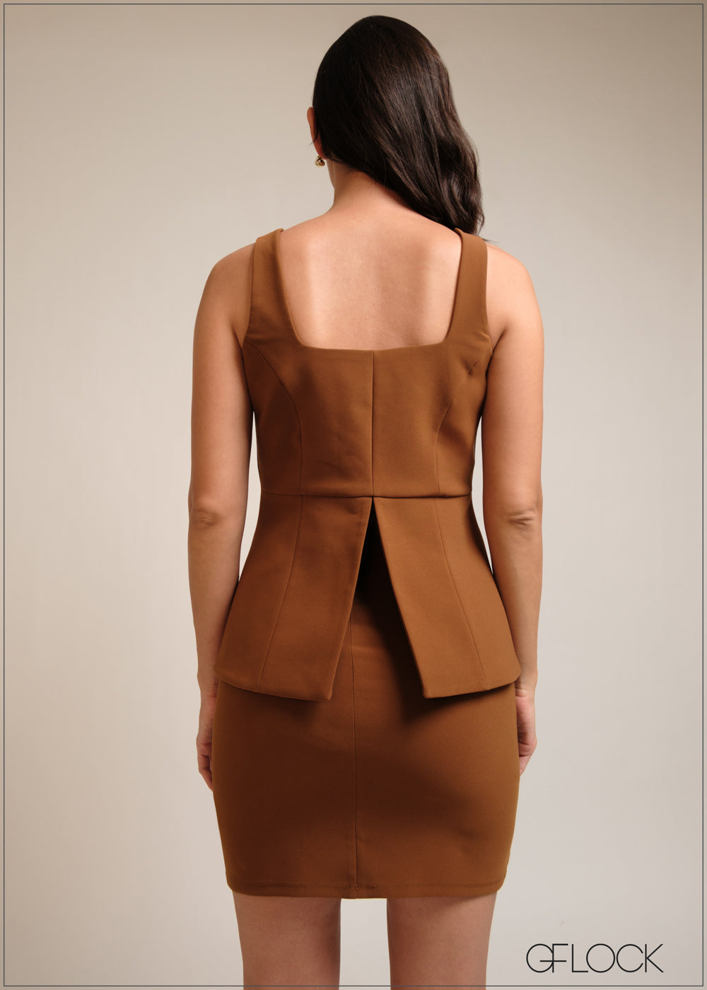 Square neck, pocket detailed sleeveless waistcoat